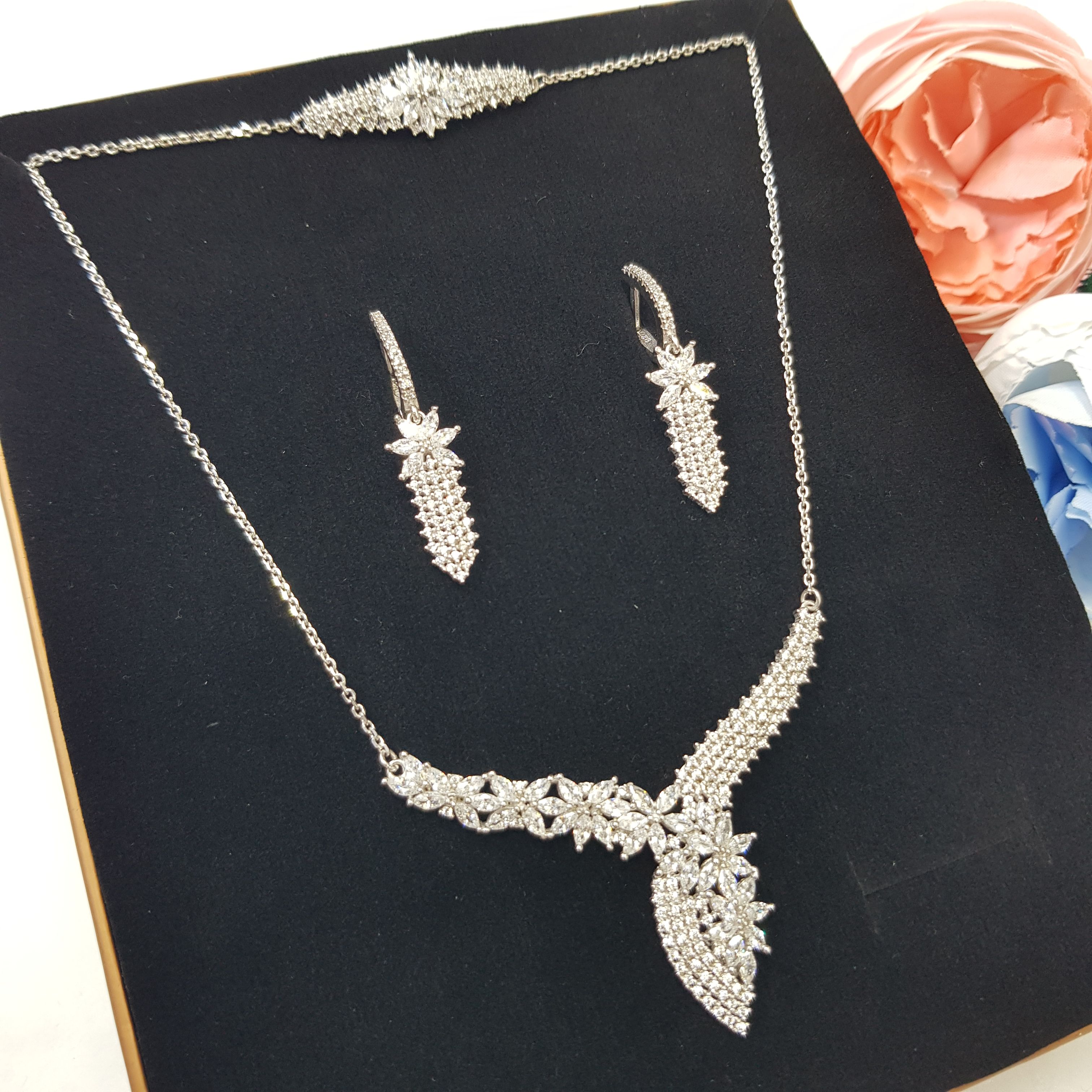 سرویس زنجیری نقره جواهری مجلسی زنانه مدل AT01